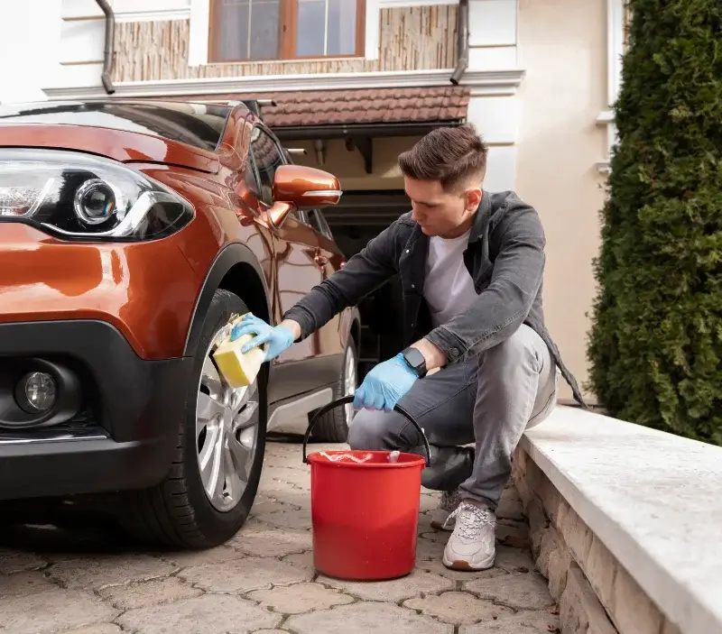 Lavage auto à domicile Finhan : professionnel intervenant sur un véhicule
